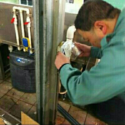 水电工水电维修安装厨卫设备安装办公桌椅安装