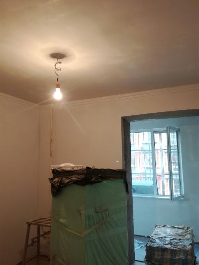 室内装修油工老房墙面翻新刮腻子刷涂料粘石膏线