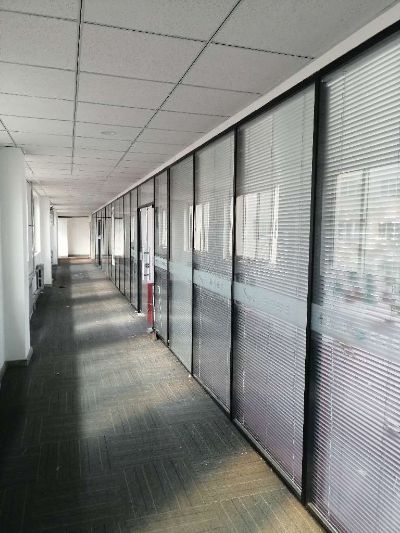 机械设备组装玻璃隔断安装玻璃门型材门各种灯具安装