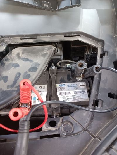 道路救援搭电车胎充气换轮胎