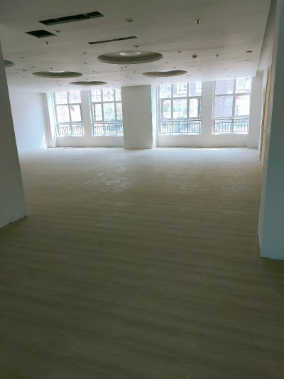 塑胶地板安装塑胶地板人造草坪自流平地坪漆