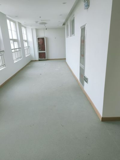 塑胶地板安装塑胶地板人造草坪自流平地坪漆