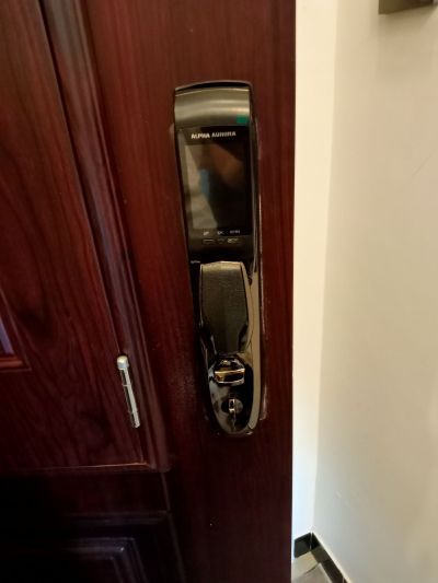 智能锁安装防盗门维修防盗门安装更换各种锁芯