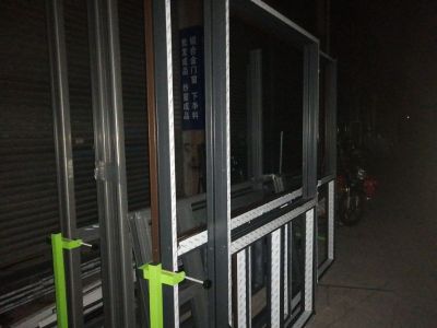 门窗玻璃行业门窗行业地弹门