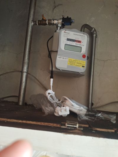 电搞。拆除，电镐。拆除。大白。瓦工上料。挖沟。