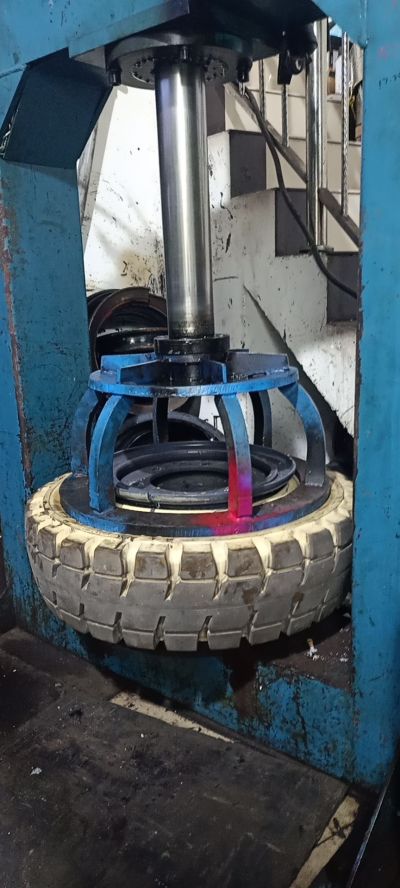 轮胎轮胎更换叉车轮胎更换实心轮胎更换