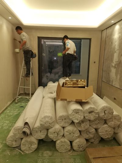 贴墙布墙纸衣橱柜安装全屋定制衣橱贴玻璃膜