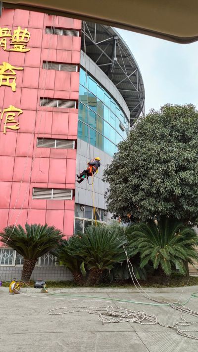 装修高空蜘蛛人安装木饰面板专业幕墙安装