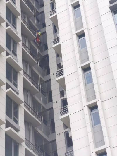高空作业外墙清洗雨水管安装玻璃安装打胶