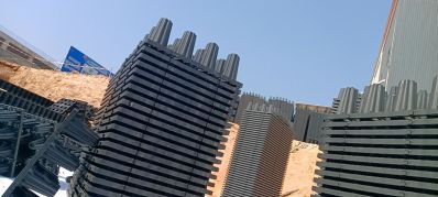 小工，搬运雨水收集器装打墙卫生