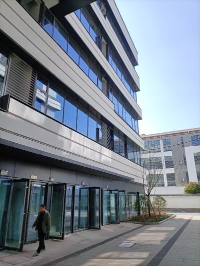 维修门窗维修门和窗户打玻璃胶修门窗异响