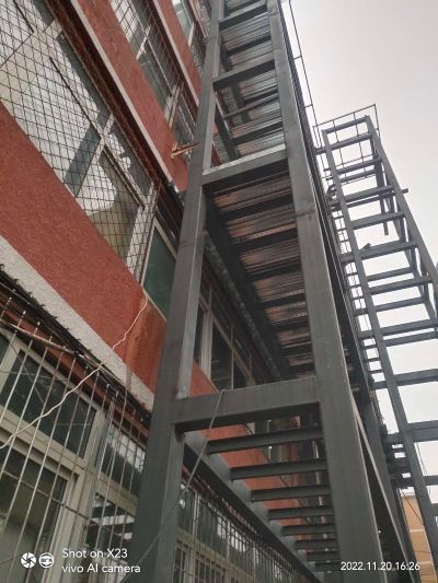北京彩钢工程焊工焊工房顶改造