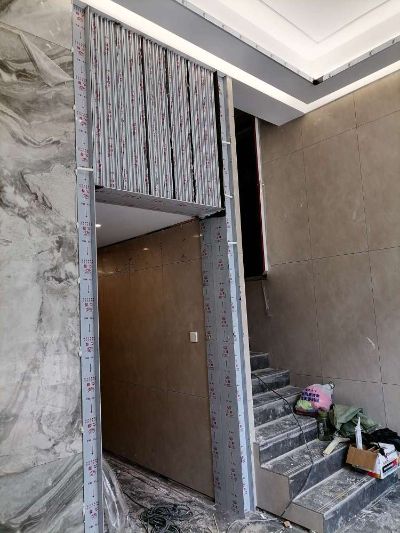 不锈钢制品玻璃门楼梯扶手雨逢门套踢脚线