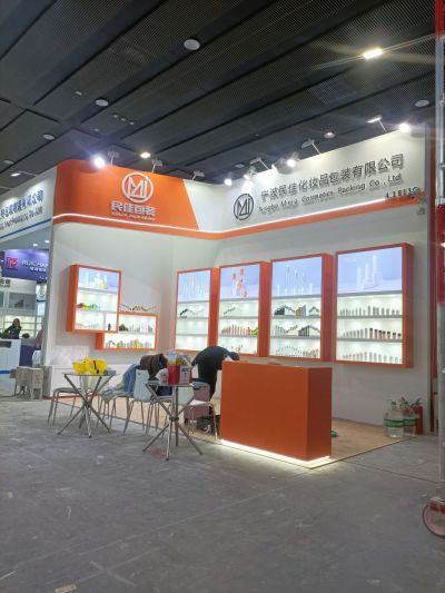 各种门窗安装广州安装师傅门窗安装打胶门窗安装工程