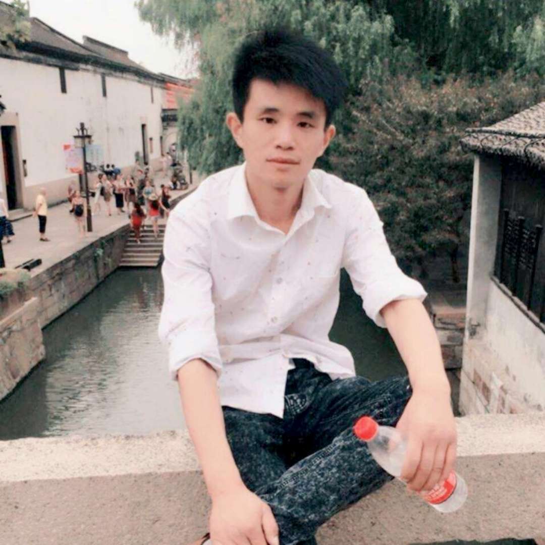 本人是装修的，主要以家装为主，可清包也可全包，图片做的是简装四万起，相比装修公司要便宜很多，有意者可与我详谈。