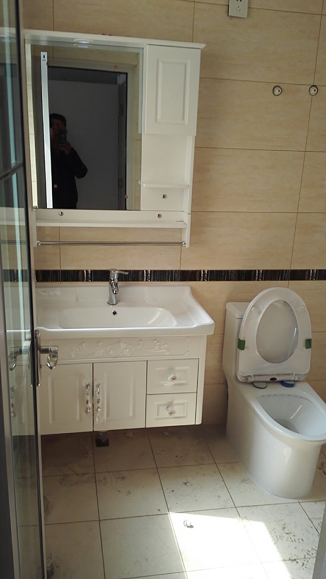 座便     花洒    凉衣架    水龙头      洗衣柜  洗脸柜   安装小挂件