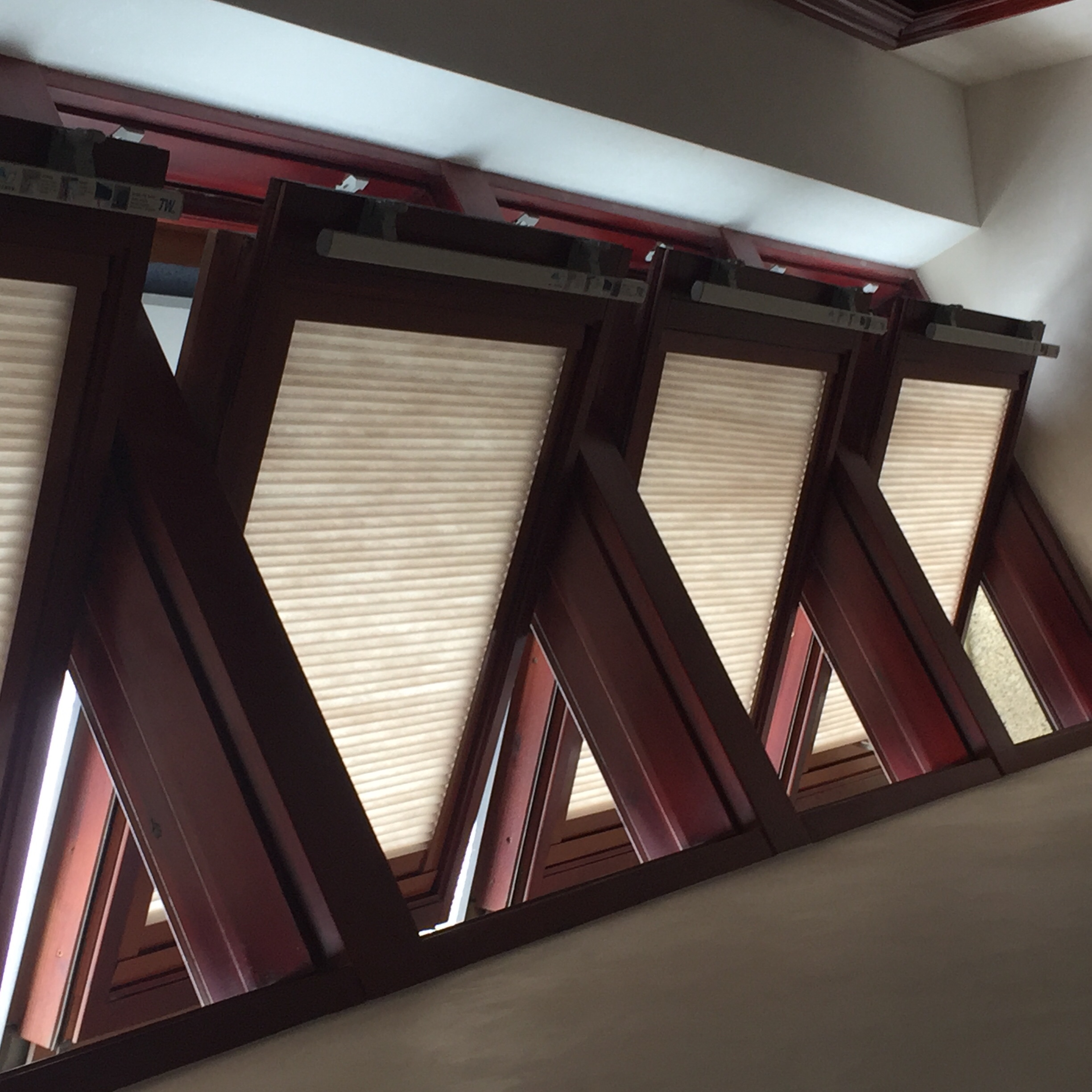 需要做窗帘的可以联系咨询，电动轨道，卷帘，风琴帘，自己加工厂