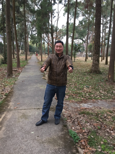 3块瓷砖换新，80*80厘米的瓷砖我买，水泥，黄沙我买。把三块破的瓷砖换新。见照片