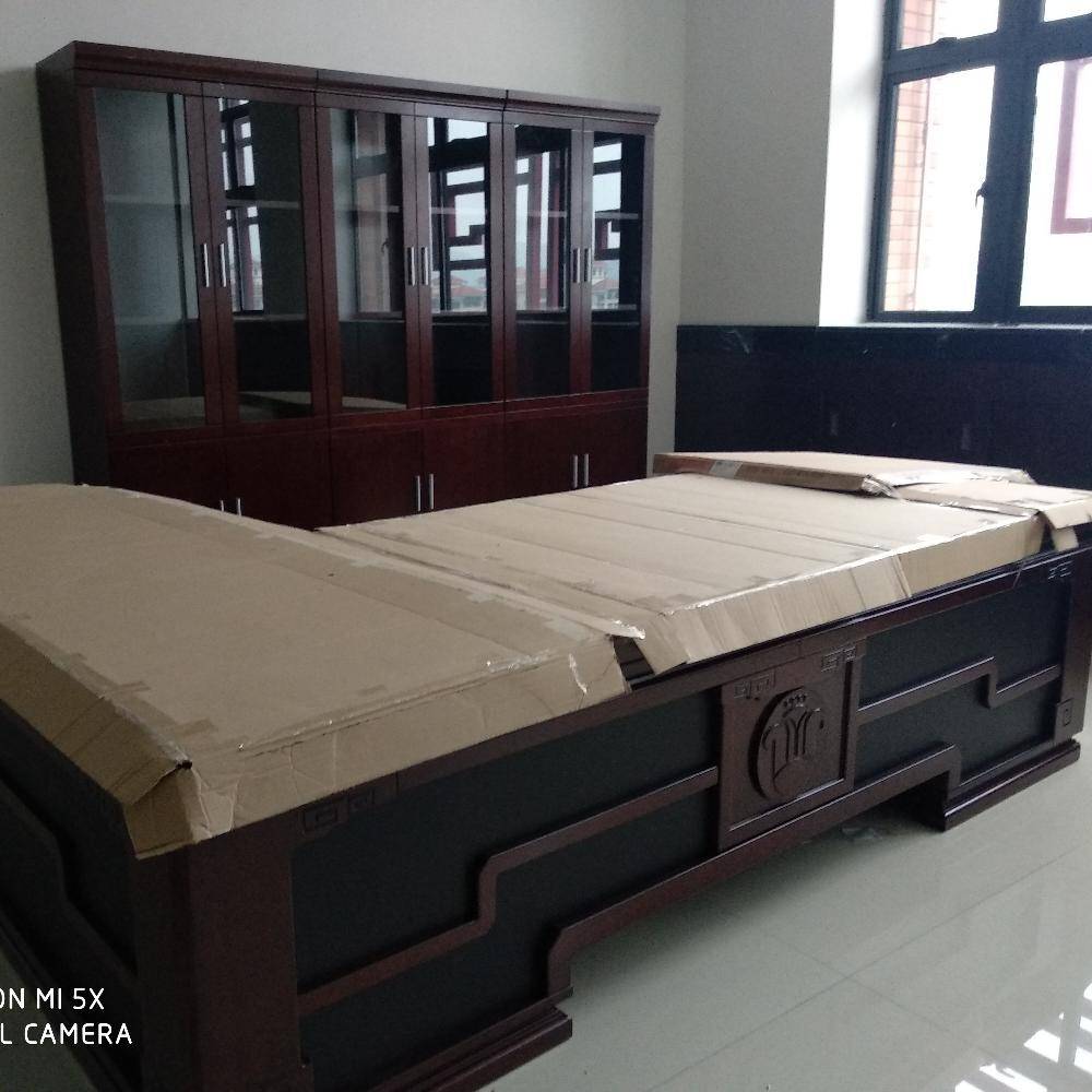 各种家庭家具和办公家具，包括：床，衣柜，电视柜，书桌，机场椅、餐桌、大班台、子母床、屏风卡座、组合柜、办公桌、文件柜、衣柜、玄关鞋柜、餐桌等等。。如需安装可致电18218791008小张！