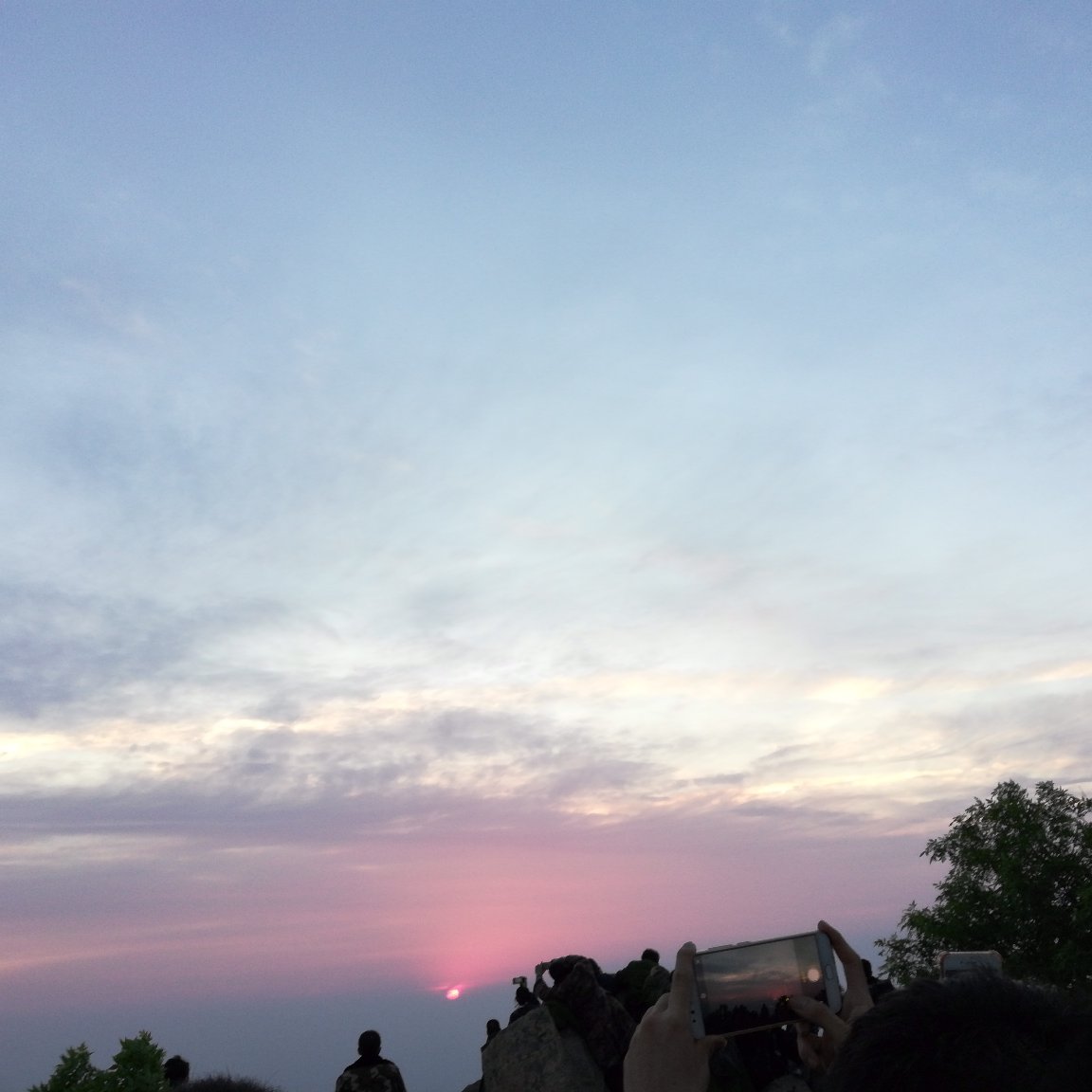 明天要实习，需要搬一些书和被子之类的，有没有人愿意，付报酬