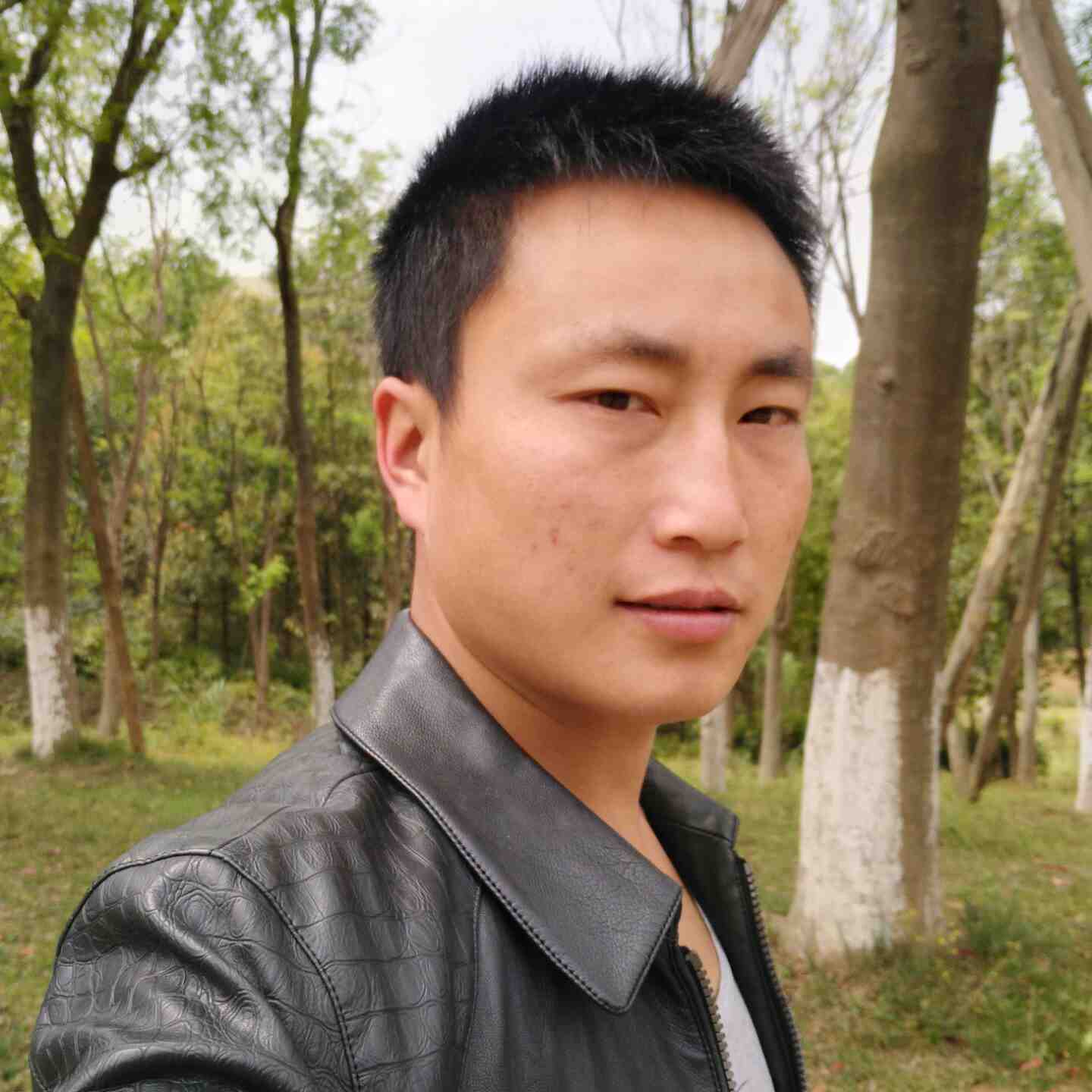 家装和铺子装修，做隔墙，铺木地板，安装门和灯具，安装集成吊顶，扣板，方通，格栅，矿棉板，规格板，请联系我15928516005包你满意，详谈