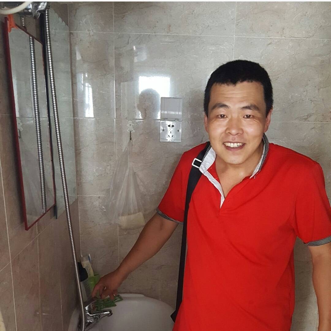 金州开发区专业:水暖电工。电工:线路改造,布线,开关插座安装维修,各种灯具安装维修,配电箱,空开漏宝安装维修.短路,断路.线路的 查找维修.电子管的测量维修. 水暖:上水下水管改造,布管.热水器,坐便,手盆,淋浴,各种洁具的安装维修.暖气改造,安装维修,地热布管安装,水管打压测试. 土暖气整体安装。价格合理,保证质量,信誉第一。