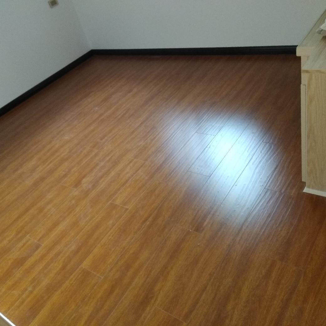 木地板安装木地板，踢脚线