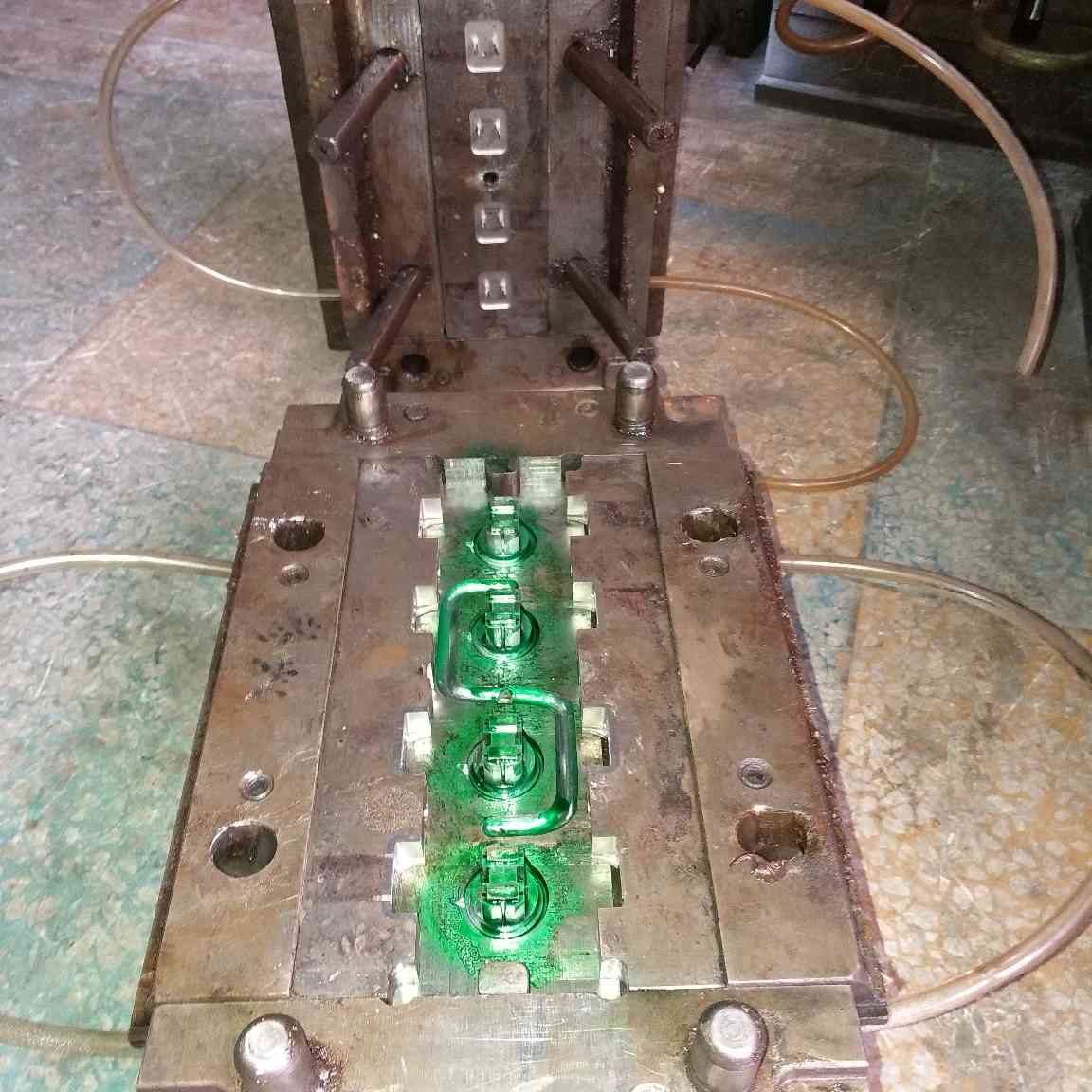 哪位老总派点活做做，我是做模具的，会做塑料模具