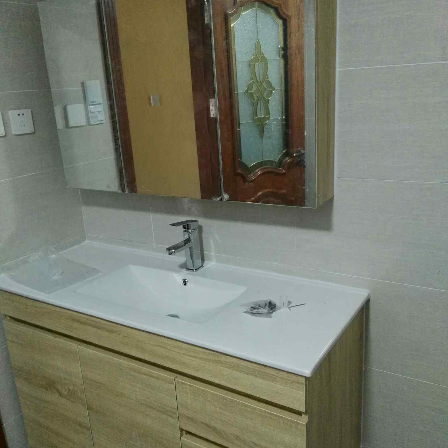 卫浴灯具安装