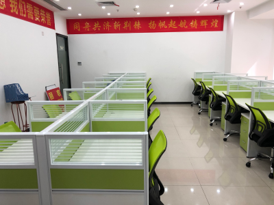 安装办公桌柜