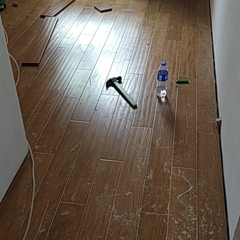 实木吊顶，地板安装