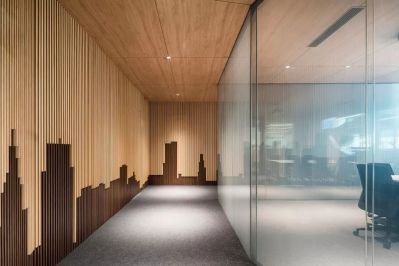 杭州楷杰环保科技有限公司经营的大规格高聚板，其基材层是高科技材料挤出成型，可塑性强，打破常规尺寸（122x244mm），板材的尺寸可根据客户需求定制。可以突破传统规格带给现代人的审美疲劳，从视觉上给人一种延伸、开阔的感觉，凸显其在家居空间中的装饰效果，使生活空间更加自然简约、轻松舒适。销售热线：18357164447