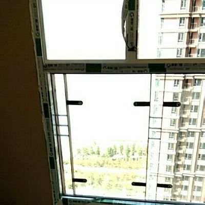 门窗家装工地门窗安装铝合金安装封阳台推拉门