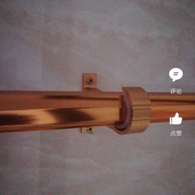 师傅需带齐工具，撕下旧的，贴上新的，由两幅拼接成一幅。
