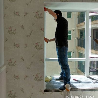 本人有16年的墙纸施工技术，团队有12人长期活跃湛江五县四区各大宾馆酒店写字楼楼盘中贴墙纸，诚实可信，质量可靠，价格实在。