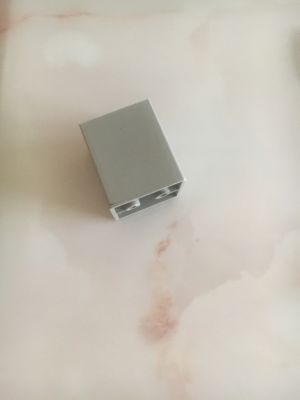 武装一个书柜，墙壁打孔装几个墙壁的支架