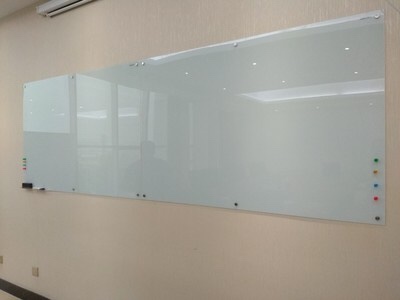 承接武汉磁性玻璃白板、软木板、亚克力板、PVC板，水晶字、喷绘写真、铝合金边框等，可安排专业设计师免费上门测量设计，包开票送货安装。