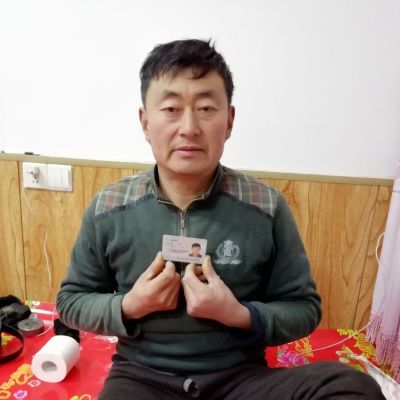 安装卫浴衣架