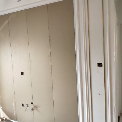 专业安装木门，护墙板，电视墙，踢脚线。定制家具。瓷砖专业美缝。18392168005