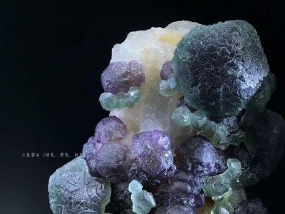 厨房上水管应该是接头漏水，可能需要破除橱柜部分后背板。