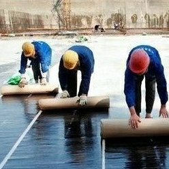 乐清柳市向阳工业区，138平方厂房楼面防水专业人员现场清理中