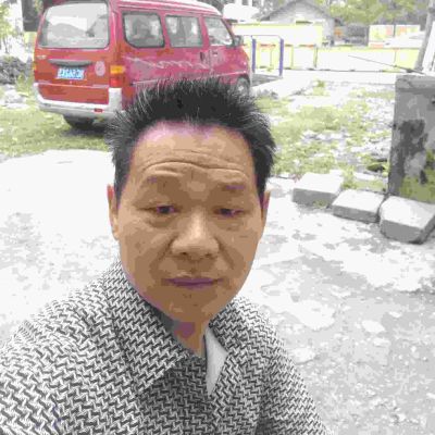 家庭木工装修。吊顶，护墙板安装。