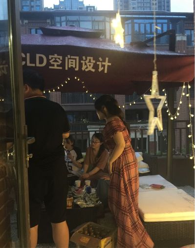 地塑铺贴，一大卷的那种