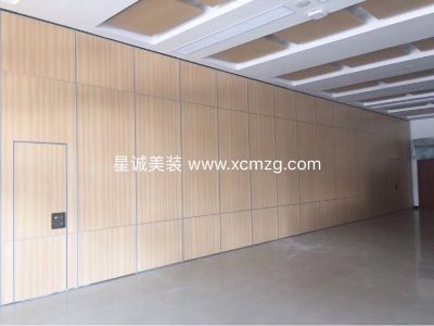 大家好我是专业隔断墙系统厂家 公司主要研发 生产 销售测量 定制 安装 移动隔断墙 酒店屏风 高隔间 活动折叠墙 隔音隔断墙 铝合金百叶窗隔断墙 双玻百叶隔断 单玻隔断墙 办公隔断墙等
