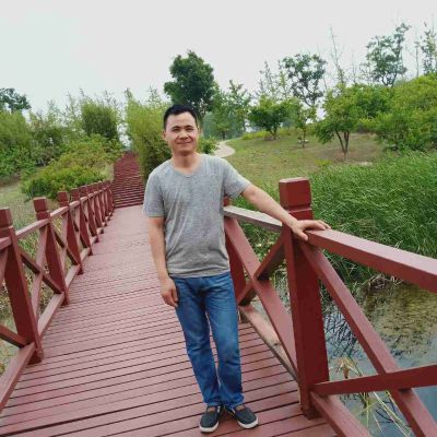 安装工电工集成吊顶装灯具