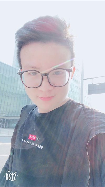 本人专业贴壁纸人员，手法犀利，走位风骚，意识超前，体力恐怖，刀法如神，刮板刀子绝不间断。可以接受任何一款方言指挥怕语言不通可直接接受哑语手势指挥，接到指令后1秒内付诸行动