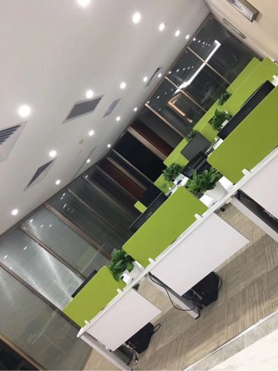 主营产品
玻璃隔断
玻璃隔断又叫高隔墙，高隔间，高隔断，隔断，成品隔断，铝合金隔断，高屏风，玻璃隔墙，办公隔断，办公玻璃，办公隔墙等。也有人也叫屏风，而高隔间是在中国南方的叫法。
玻璃隔断是一种到顶的，可完全划分空间的隔断。专业型的高隔断间，不仅能实现传统的空间分隔的功能，而且他在采光、隔音、防火、环保、易安装、可重复利用、可批量生产等特点上明显优于传统隔墙。