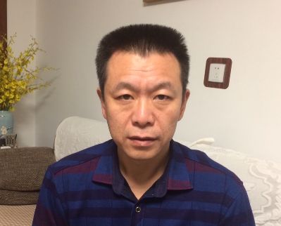 想有自己的木工工作室，制作精美木工玩具，小器具，所以想赚点钱，购买工具设备