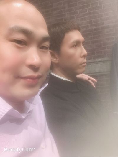 流虹路阁老弄老房子屋顶换瓦开天窗