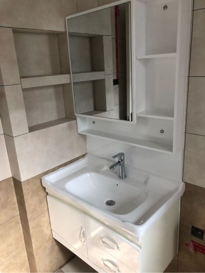 安装卫浴灯具